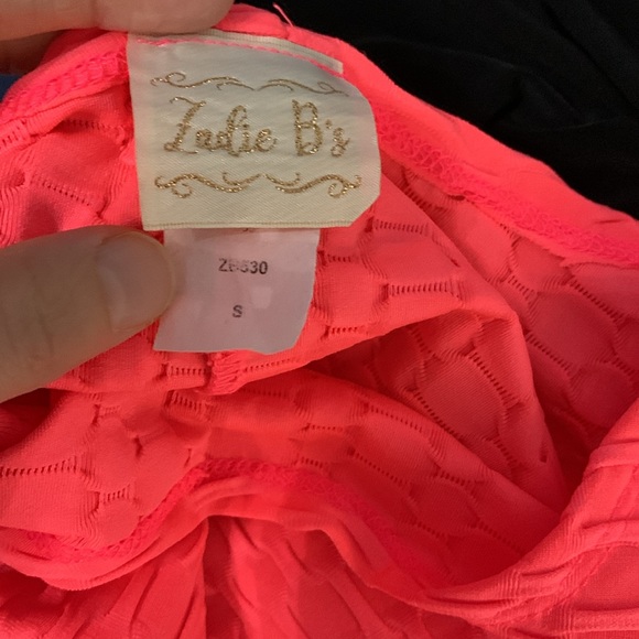 Zadie B’s brand peachy pink shark bite textured top. Size small - Picture 2 of 2